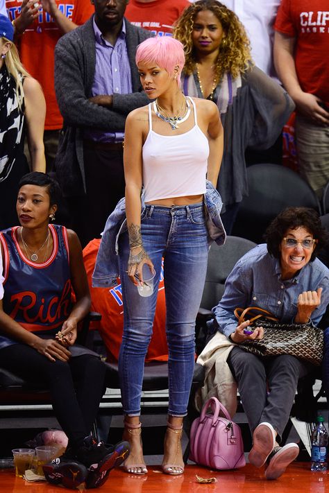 Rihanna Manolo Blahnik, Rihanna Swag, Looks Rihanna, Rihanna Outfits, Rihanna Looks, Rihanna Riri, Dress Up Jeans, La Clippers, Rihanna Style