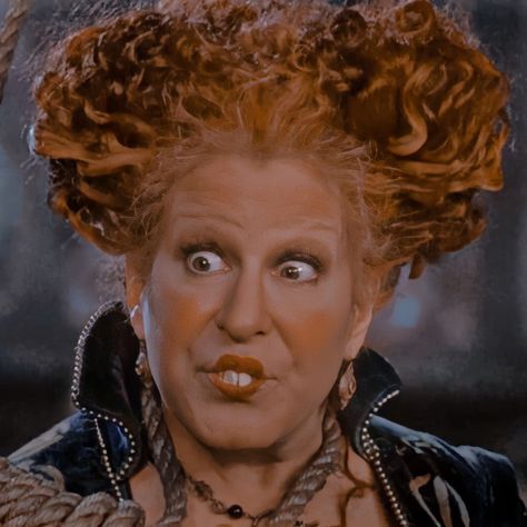 Winifred Sanderson Drawing, Winifred Sanderson Sister Makeup, Winifred Sanderson Aesthetic, Winnifred Sanderson, Billy Butcherson Hocus Pocus, Winnie Sanderson, Early 2000s Movies, Hermanas Sanderson, Contact Photos