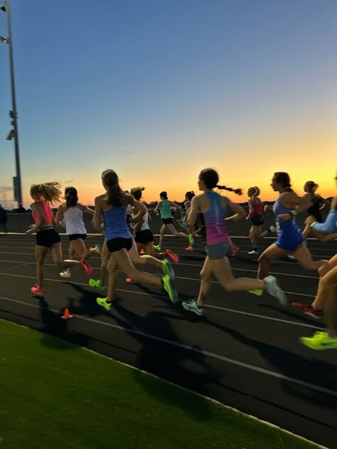 Track Running Aesthetic Pictures, Track High School, Race Aesthetic Running, Xc Running Aesthetic, Laufen Aesthetic, Track & Field, Running Astethic Pictures, Running Race Aesthetic, Cross Country Running Aesthetic