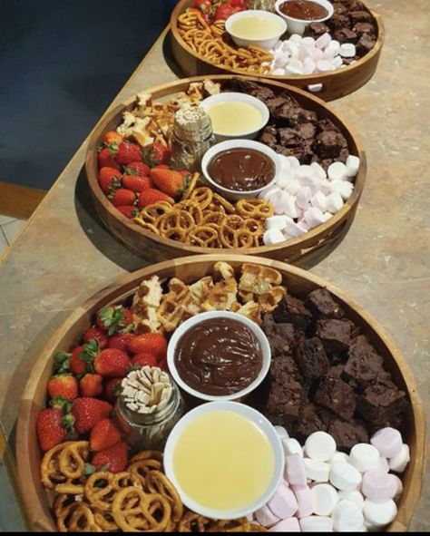 Fondue Platter Ideas, Sleepover Snack Tray, S’mores Dip Board, S'more Platter, S’mores Platter, S’mores Charcuterie Board With Fire, Board Night, Snack Platter, Dessert Platter