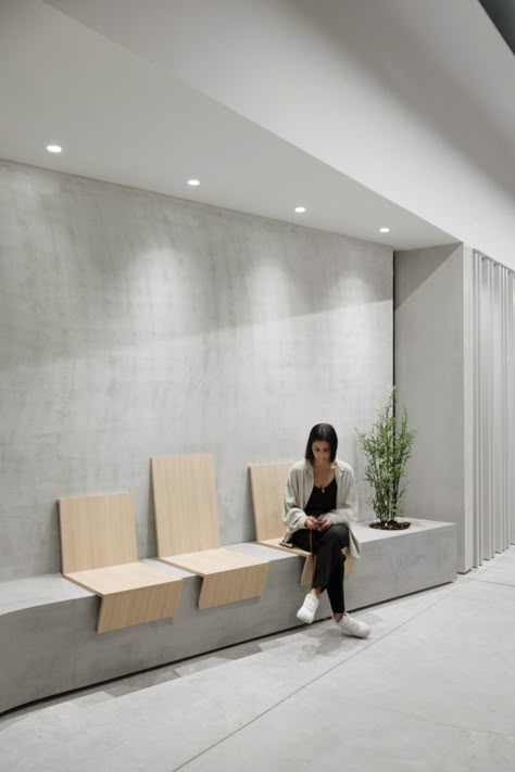 Reception Bench Seating, Small Waiting Area Office, Modern Clinic Interior Design, Small Waiting Room, Clinic Waiting Area, Office Entrance Lobby, Reception Room Design, Waiting Room Design Reception Areas, Office Waiting Area