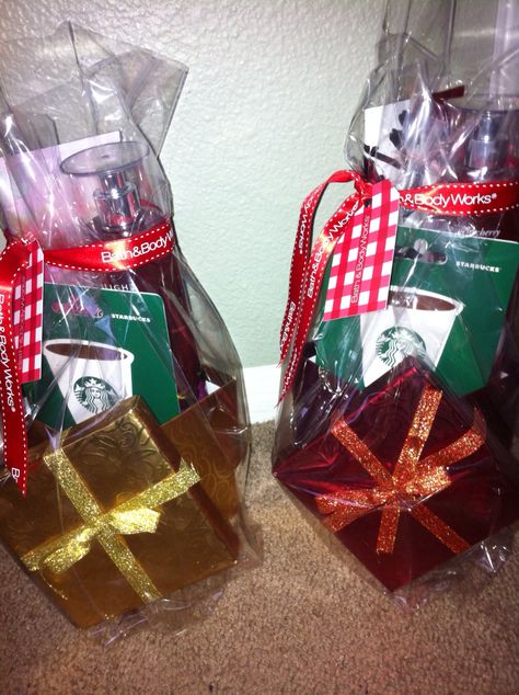 Cute mini gift baskets! A lotion and body spray from bath and body works and a starbucks gift card in a small gift box. I made these for my boyfriend' sisters for Christmas and they loved them! (Used a little bit of tape to hold the lid to the box). Great for Christmas, gifts to bridesmaids, or give aways! #giftbaskets #bridesmaidgifts #secretsantagifts #giftsforgirls Bath And Body Works Christmas Gifts Diy, Bath And Body Works Gift Baskets, Bath And Body Works Gift Ideas, Homade Christmas Gifts, Christmas Gift Baskets Diy, Candy Gift Baskets, Coffee Gifts Card, Holiday Gift Baskets, Raffle Baskets