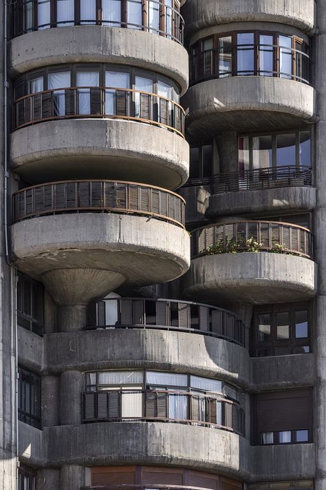 Torres Blancas, a 71-metre-high building, with its cylindrical details that lend it an organic feel, is Conte's own favourite. Visit Madrid, Brutalism Architecture, Brutalist Buildings, High Building, Spanish Architecture, Concrete Building, Photography Series, Famous Buildings, Architectural Photographers