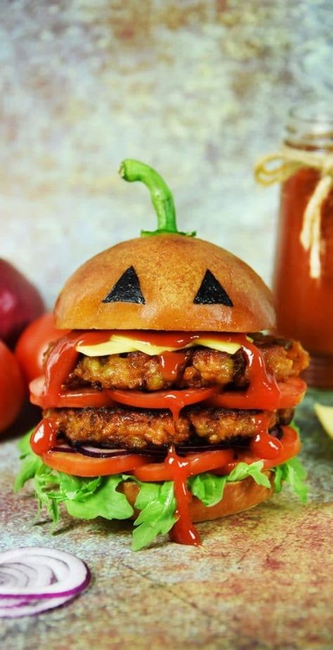 Halloween Burgers, Spooky Halloween Snacks, Vegan Halloween Recipes, Vegan Halloween Food, Spooky Dinner, Vegan Halloween, Healthy Halloween, Vegan Burger, Vegan Soup Recipes