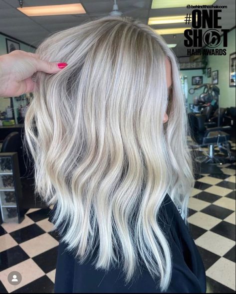 Platinum Hair Root Smudge, Icy Blonde Hair With Shadow Root, Bright Blonde Hair With Shadow Root, Lived In Bright Blonde, Blonde Hair Color Natural, Hair Color 2017, Medium Length Blonde Hair, Blonde Haircut, Blonde Hair With Roots