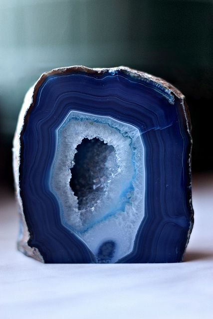 Blue crystals (photo by manyrka) Jewel Stones, Blue Geode, Pretty Rocks, Rocks Crystals, Beautiful Rocks, Agate Geode, Gems Crystals, Mineral Stone, Minerals And Gemstones