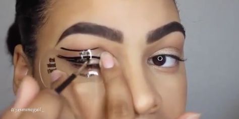 Amazing Cat-Eye Stencil -It basically makes it impossible to mess up your liner. Cat Eye Stencil, Diy Hair Hacks, Eye Stencil, Wings Game, Makeup Stencils, Eyeliner Hacks, Eyeliner Stencil, Makeup Looks Products, Pretty Makeup Looks