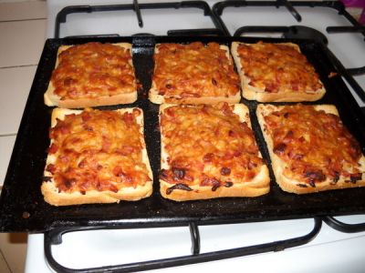 Toasted Sandwich Recipes, Bbq Chicken Wings Recipe, Savoury Finger Food, Turnover Recipes, Aussie Food, Easy Party Food, Toast Recipes, Lunch Snacks, Fine Food