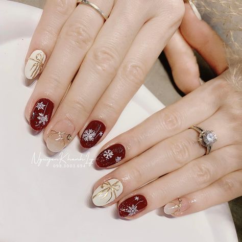 Nail Cristhmas Design Simple, Korean Nails Christmas, Nail Noel Korea, Nail Art Natal Xmas, Nail Noel Christmas, Korean Christmas Nails, Nailart Christmas, Nail Noel, Nail Art Noel