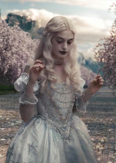 Queen Alice, Alice In Wonderland Aesthetic, Alice Madness Returns, Tim Burton Films, Tim Burton Movie, Alice Madness, Disney Live Action, White Queen, Lewis Carroll