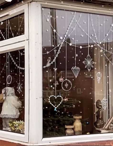 Jul Diy, Christmas Window Painting, Decoration Vitrine, Christmas Window Display, Winter Window, Christmas Window Decorations, 2x4 Furniture, Bed Diy, Furniture Bed