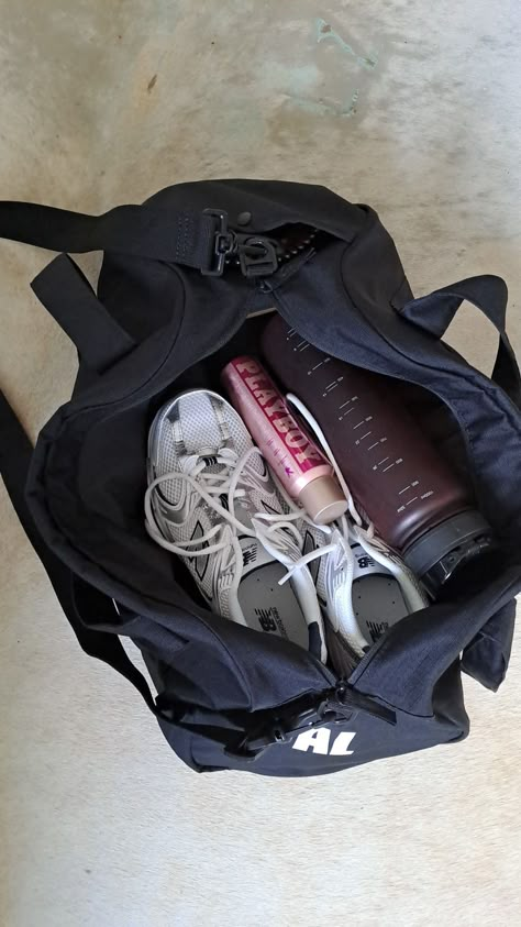 Nike Outfits For Women Gym, Gym Bag Aesthetic Girl, Nike Bag Aesthetic, Workout Bag Aesthetic, Sports Bag Aesthetic, Gym Accessories Woman, Aesthetic Gym Bag, Dance Bag Aesthetic, Sport Bag Aesthetic