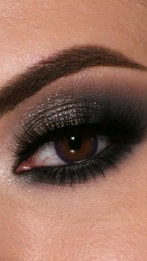 Make Up Yeux, Trucco Smokey Eye, Easy Smokey Eye, Grey Eye Makeup, Black Smokey Eye Makeup, Evening Eye Makeup, Dark Smokey Eye, Silver Eye Makeup, Black Eye Makeup