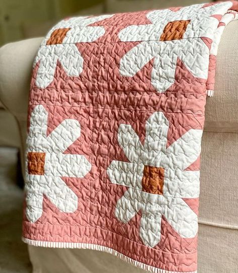 Allison • Peony Pedal Quilts | Alright. One more. I know I’ve been sharing this quilt like crazy! But I’ve been a little bit obsessed with it 🥰 I have kits available in … | Instagram Feminine Quilt Patterns, Girly Quilt Patterns, Quilts With Flowers, Flower Baby Quilt, Daisy Quilt Pattern, Quilt Backing Ideas, Girly Quilt, Cottagecore Quilt, Easy Quilt Patterns For Beginners