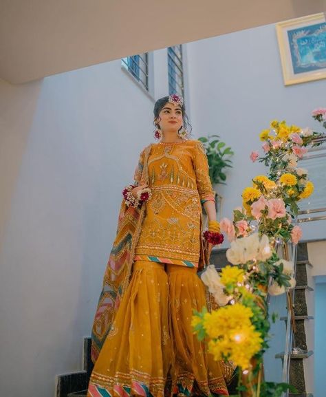 Dress For Bride Sister, Simple Mehndi Dresses, Haldi Poses, Mehndi Dress For Bride, Mayon Dresses, Mehndi Bridal, Haldi Dress, Mehndi Outfits, Haldi Outfits