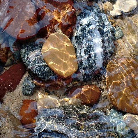 Rocks Under Water, Pretty Underwater, Underwater Rocks, Identifying Rocks, Stone Creek, Hyper Realistic Paintings, Rocks And Fossils, Painting Background, Crystal River