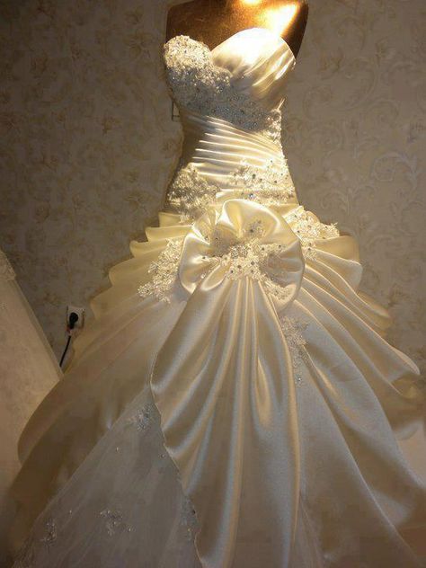 Princess Wedding Dress 2000 Wedding Dress, 2000s Wedding Dress, 2000s Wedding, 2000 Wedding, Ruffle Bridal Gown, Ruched Wedding Dress, Vintage Wedding Dresses, Ruffle Wedding Dress, Bridal Ball Gown