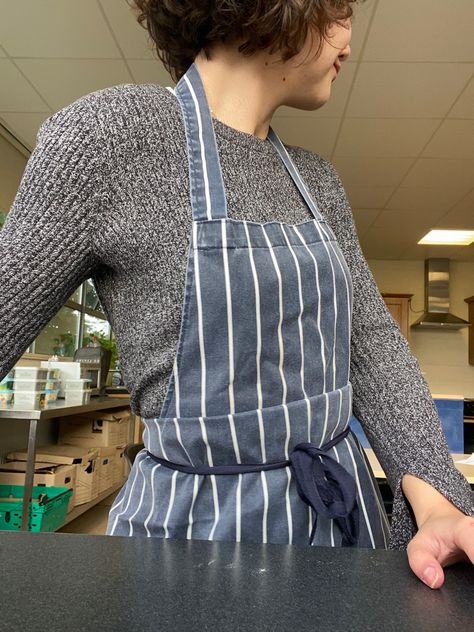 Cooking Outfit Kitchens, Kitchen Apron Aesthetic, Professional Chef Aesthetic, Cooking Apron Aesthetic, Chef Outfit Aesthetic, Line Cook Aesthetic, Personal Chef Aesthetic, Chef Aesthetic Girl, Cooking Chef Aesthetic