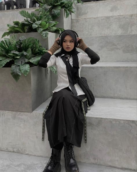 Black Outfits Hijab Casual, Goth Hijabi Outfits, Punk Hijabi, Mafia Outfit Ideas, Hijabi Friendly Outfits, Grunge Hijabi, Modest Grunge Outfits, Hijabi Grunge, Goth Hijabi