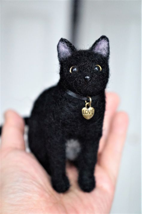 Needle Felt Black Cat, Needle Felting Diy Tutorials, Felted Halloween, Angel Oc, Felt Figures, Felt Cats, Felted Cat, Needle Felted Cat, Needle Felting Diy