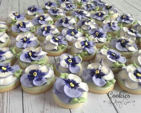 White Pansies, Cupcakes Easy, Missy Sue, Flower Sugar Cookies, Royal Icing Flowers, Pansy Flowers, Icing Flowers, Cookie Connection, Spring Cookies