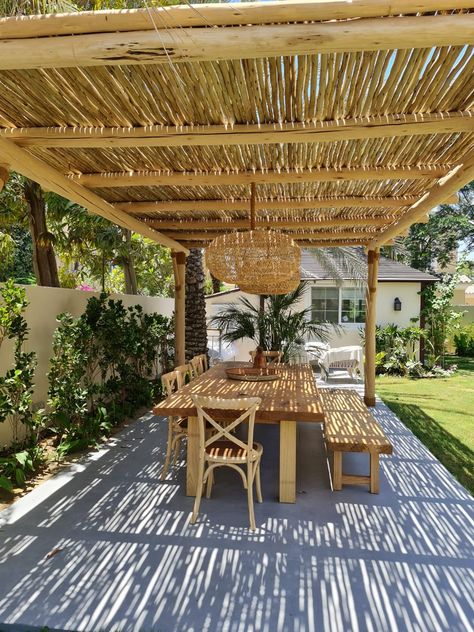 A simple patio pergola will instantly become a trendy garden or terrace feature that work surprisingly well in tight spaces. Spanish Inspired Home, Attached Pergola, Rustic Pergola, Timber Pergola, Garden Nook, Boho Outdoor, Cozy Patio, Pergola With Roof, Timber Construction