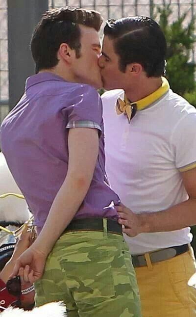 Glee Season 5, Blaine And Kurt, Kurt And Blaine, Glee Klaine, Blaine Anderson, Kurt Hummel, Derek Hough, Celebrity Singers, Men Kissing