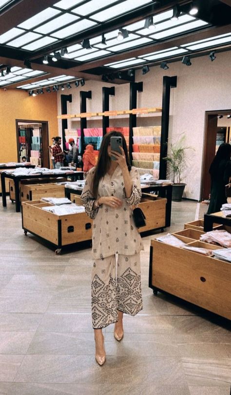 Modern Pakistani Outfits, Qatar Fashion Woman, Desi Clothes Casual Indian Fashion, Desi Fits Casual, Indian Kurti Aesthetic, Simple Pakistani Dresses Casual Design, Pakistani Clothes Casual, Pakistani Suits Casual, Kurta Aesthetic