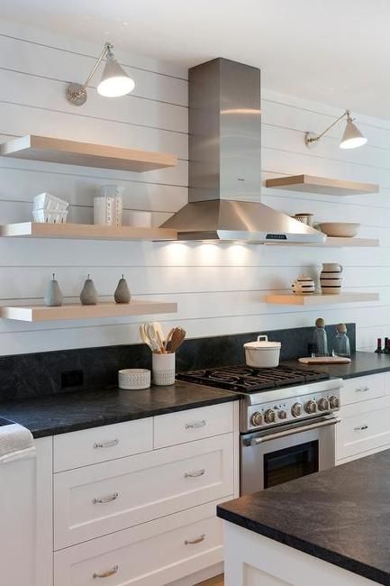 Beautiful Wooden Shelves in Modern Kitchens, Simplified Kitchen Storage Ideas Farmhouse Kitchen Backsplash, Kitchen Backsplash Designs, Open Kitchen Shelves, Design Moda, Classic Kitchen, Stunning Kitchens, Modern Farmhouse Kitchens, Trendy Kitchen, Kitchen Shelves