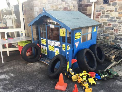 Fabulous garage or mechanics roleplay area using Twinkl's display materials. Kids Outdoor Play Ideas, Role Play Ideas For Kids, Outdoor Play Ideas, Role Play Ideas, Eyfs Outdoor Area, Play Ideas For Kids, Outdoor Learning Spaces, Role Play Areas, Build A Playhouse