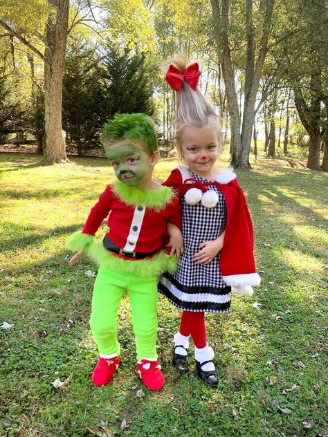 Grinch And Cindy Lou Photoshoot, Grinch Characters Costumes Diy, Grinch Pictures With Kids, Grinch And Cindy Lou Costume, Grinch Halloween Costume, Cindy Lou Costume, Grinch And Cindy Lou, Cindy Lou Who Costume, Matching Family Halloween Costumes