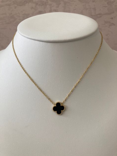 Cute Necklaces To Make, Simple Jewelry Necklace, Jewelry Necklace Simple, Black Jewellery, Black Pendant Necklace, Cute Necklaces, Pendant Necklace Simple, Gold Jewelry Simple Necklace, Clover Pendant