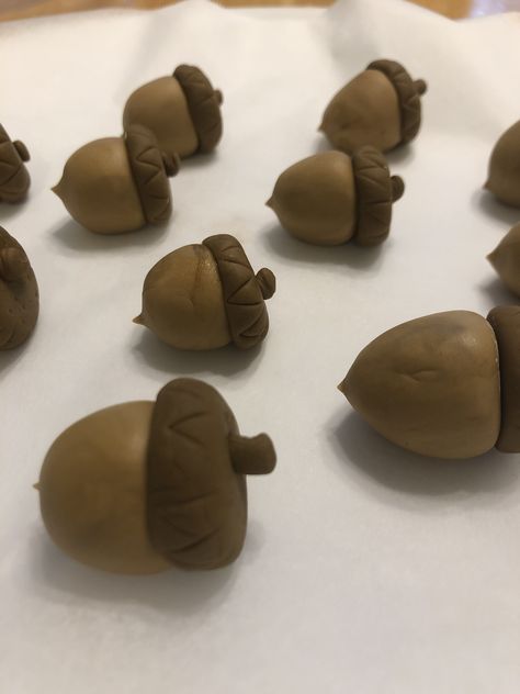 Fondant acorns made from fondant #acorn #edibleacorn #fondantacorn Tree Fondant Tutorial, Fondant Forest Animals, Fondant Acorns, Fondant Squirrel, Fondant Woodland Animals, Fondant Mushrooms, Edible Acorns, Squirrel Cake, Woodland Birthday Cake