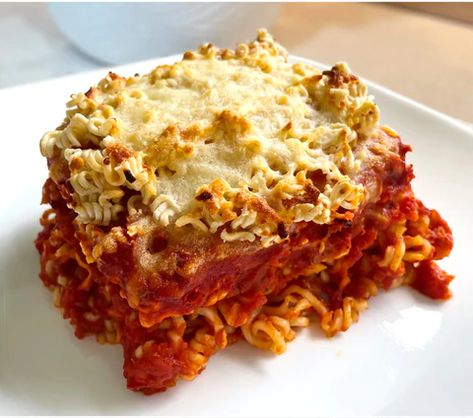 Ramen Lasagna, Ramen Recipes Easy, Noodle Casserole Recipes, Trendy Tiktok, Tiktok Recipes, Ramen Noodle Recipes, Recipes From Around The World, Instant Ramen, Ramen Recipes