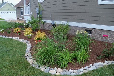 20 Rock Garden Ideas That Will Put Your Backyard On The Map Cottage Patio, Flower Bed Borders, Flower Bed Edging, Cheap Landscaping Ideas, Gravel Landscaping, Edging Ideas, Landscape Edging, Rock Garden Landscaping, Landscaping Tips