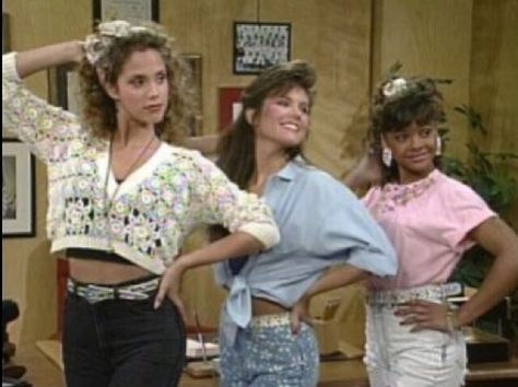 Saved by the bell Kelly Kapowski, School Tv, Love The 90s, Saved By The Bell, Only Girl, 90s Kids, How To Pose, Up Girl, 80s Fashion