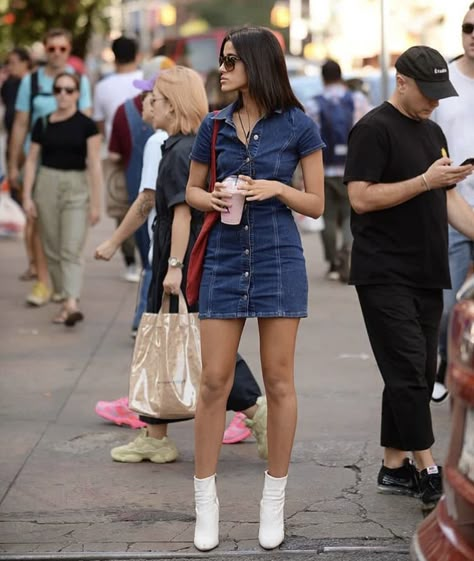 Jean Short Dress Outfit, Classy Denim Outfits, Pre Spring Outfits, Jean Dress Aesthetic, Short Jean Dress Outfit, How To Style A Jean Dress, Fall Denim Dress Outfit, Jean Dress Outfit Summer, Denim Dress Aesthetic