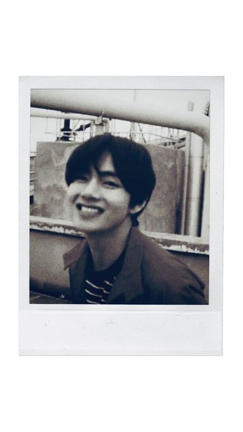 Taehyung Polaroid Aesthetic, Taehyung Polaroid, Bts Polaroid, Taehyung Selca, Taehyung Photoshoot, The Perfect Guy, Kim Taehyung Wallpaper, Bts Lockscreen, Bts Korea