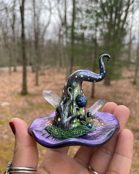 Clay Crystal Holder, Mushroom Crafts, Crystal Holder, Clay Stuff, Witchy Crafts, Polymer Clay Diy, Clay Art Projects, Art Clay, Polymer Clay Projects