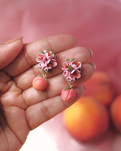 Clay Peach Earrings, Polymer Clay Earrings Flowers, Peach Items, Polymer Clay Fruit, Fimo Crafts, Dream Earrings, Polymer Clay Flower Jewelry, Peach Earrings, Polymer Clay Diy