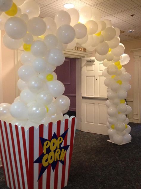 Popcorn entrance   https://www.facebook.com/photo.php?fbid=10201538515173562=gm.10151552462288034=1 Deco Cinema, Cinema Party, Movie Themed Party, Hollywood Theme, Movie Night Party, Movie Birthday, Hollywood Party, Carnival Themes, Carnival Birthday