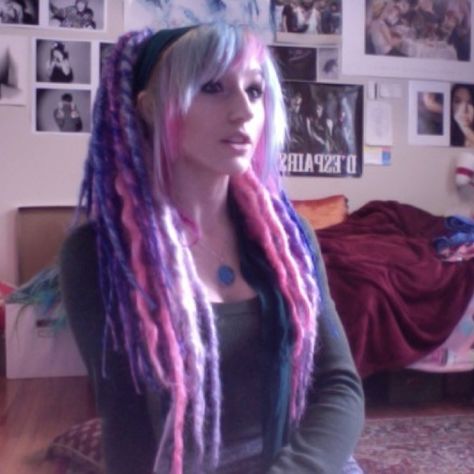 Synthetic dreads <3 Colorful Dreads, Dread Ideas, Cyberpunk Makeup, Faux Dreadlocks, Colored Dreads, Cybergoth Fashion, Dread Falls, Cybergoth Style, Bubble Goth