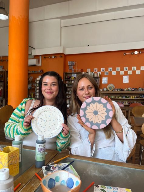 Pottery Painting Date Aesthetic, Pottery Painting Aesthetic Friends, Pottery Painting With Friends, Painting Friends, Friends London, Ceramic Cafe, Artsy Aesthetic, London Summer, Pottery Painting Designs