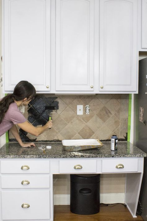 DIY painted stone backsplash - Love Your Abode Paint your stone backsplash with these easy tips! Black Backsplash Granite Countertops, Painted Patio Stones, White Cabinets With Dark Backsplash, Whitewash Travertine Backsplash, Tile Backsplash Makeover, Painted Stone Backsplash, Painted Backsplash Ideas, Painting Tile Backsplash, Travertine Tile Backsplash