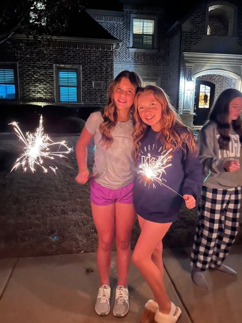 Preppy Besties Pfp, Preppy Bestie Pics, Preppy Friend Pictures, Preppy Pictures With Friends, Preppy Things To Do With Your Bestie, Preppy Friend Pics, Preppy Bsf, Preppy Pictures To Recreate, Preppy Summer Pfp