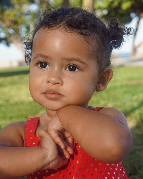 Biracial Babies, Sims Poses, Mix Baby Girl, Cute Mixed Babies, Beautiful Black Babies, Black Fathers, Mixed Kids, Foto Baby