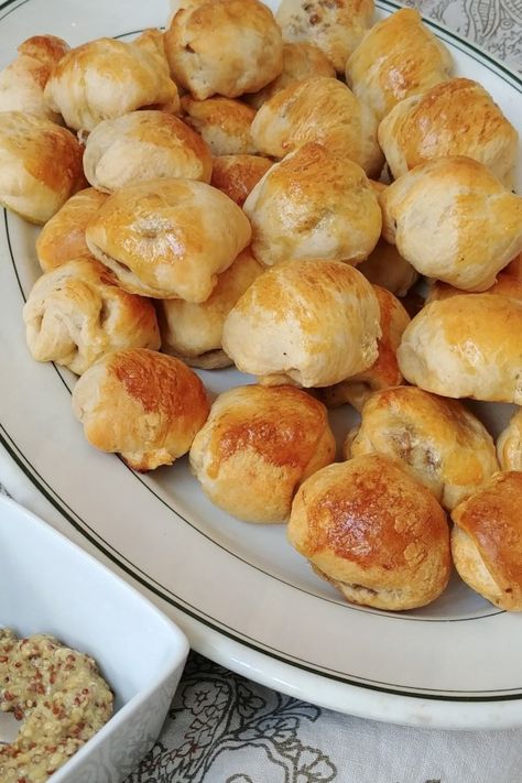 Meatball-Stuffed Crescent Rolls | "These ground turkey meatballs stuffed in crescent rolls are perfect appetizers for any party! They need a little extra time to make, but they are delicious!" #footballrecipes #gamedayrecipes #tailgatingrecipes #superbowlrecipes #superbowlparty #superbowlpartyideas Football Appetizers Easy, Healthy Football, Crescent Rolls Recipe, Ground Turkey Meatballs, Football Appetizers, Appetizers Healthy, Turkey Meatball, Crescent Recipes, Snacks Appetizers