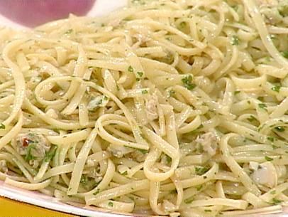 Linguini with White Clam Sauce Recipe | Rachael Ray | Food Network Linguine Sauce, White Clam Sauce Recipe, Clam Sauce Recipe, Linguine And Clams, White Clam Sauce, Clam Sauce, Clam Recipes, Linguine, Seafood Dishes