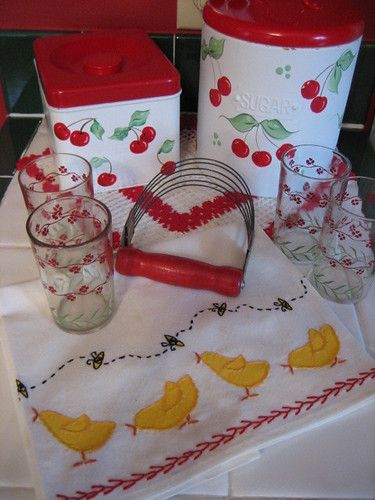 Red White Kitchen, Granny Chic Decor, Vintage Kitchen Ideas, Cherry Decor, Red And White Kitchen, Bowl Of Cherries, Retro Kitchens, Cherry Kitchen, Cherries Jubilee