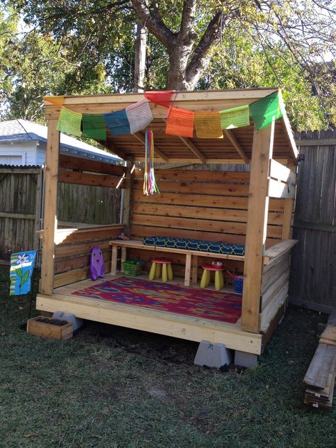 Aftercare Ideas, Ideas Jardin, Pallet Playhouse, Outdoor Play Space, Diy Playhouse, Backyard Playhouse, Build A Playhouse, Pallet House, Cubby House